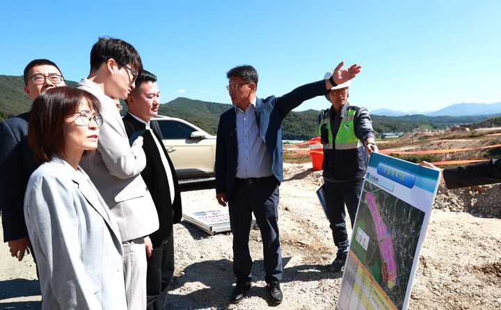 충주드림파크산단 조성 현장 찾은 중국 기업인들.(사진=충주시 제공) *재판매 및 DB 금지