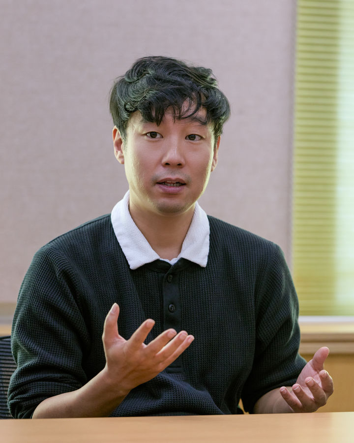 [서울=뉴시스] 극작가·연출가 박본이 6일 서울 종로구 예술가의집에서 열린 오페라극 '세 번째 전쟁' 라운드인터뷰에서 말하고 있다. (사진=서울국제공연예술제 제공) 2026.10.06. photo@newsis.com*재판매 및 DB 금지