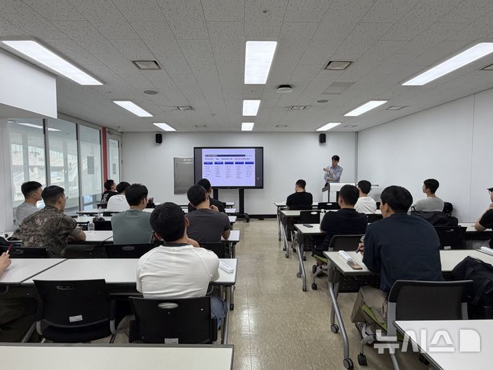 [성남=뉴시스] 가천대 아미성공JOB담에서 현역군인들이 집단상담을 하고 있다 (사진=가천대 제공) 2026.10.06.photo@newsis.com