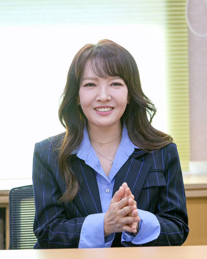 [서울=뉴시스] 소프라노 임선혜가 6일 서울 종로구 예술가의집에서 열린 오페라극 '세 번째 전쟁' 라운드인터뷰를 앞두고 촬영하고 있다. (사진=서울국제공연예술제 제공) 2026.10.06. photo@newsis.com*재판매 및 DB 금지