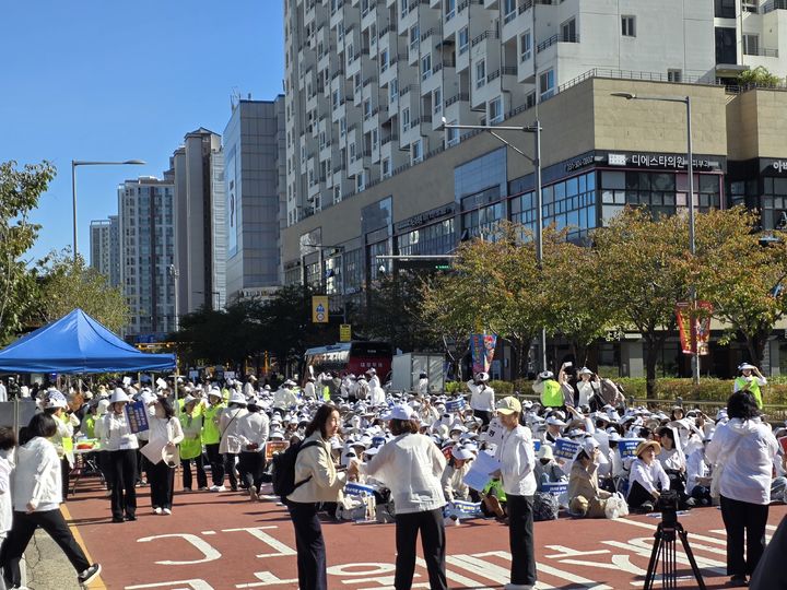 [수원=뉴시스] 경기도어린이집연합회가 6일 경기도청 앞에서 집회를 열고 있다. (사진=독자제공) 2026.10.06. photo@newsis.com *재판매 및 DB 금지