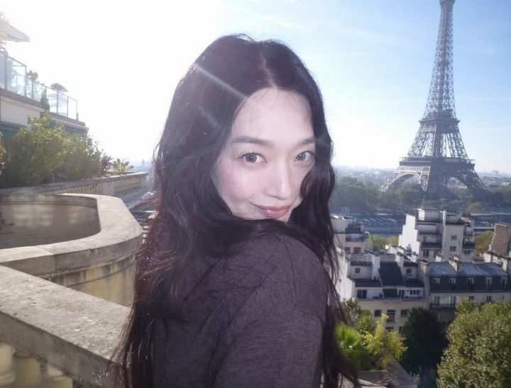 [서울=뉴시스] 신민아가 에펠탑을 배경으로 사진을 찍은 모습이다. (사진= 신민아 SNS 캡처) 2026.10.06. photo@newsis.com *재판매 및 DB 금지