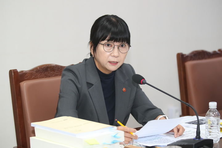 [제주=뉴시스] 김혜지 제주도의원이 6일 오전 제455회 제주도의회(임시회) 교육위원회 회의에서 질의하고 있다. (사진=제주도의회 제공) 2026.10.06. photo@newsis.com *재판매 및 DB 금지