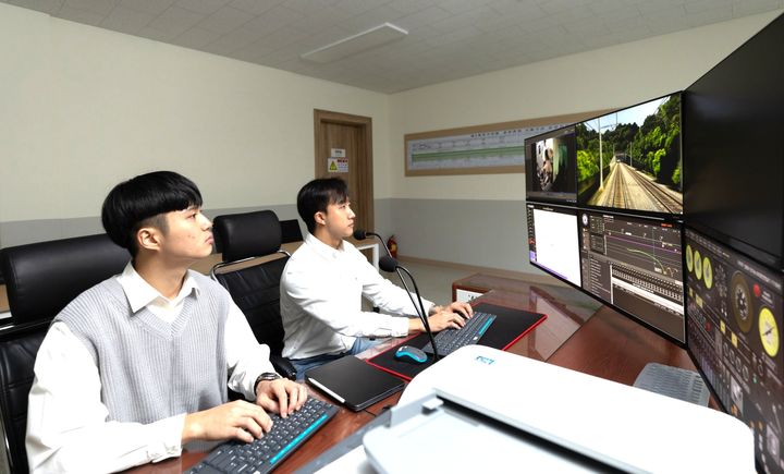[원주=뉴시스] 한라대학교 철도아카데미 교육생들이 제2종 전기차량 운전면허 교육에 참여하고 있다. (사진=한라대학교 제공) 2026.10.06. photo@newsis.com *재판매 및 DB 금지