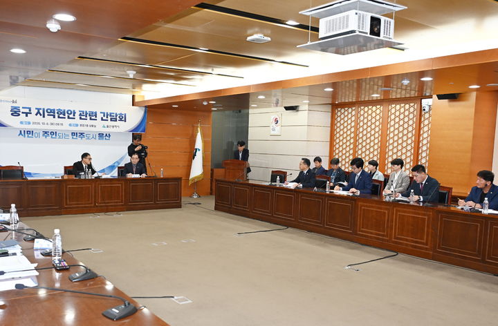 [울산=뉴시스] 울산 중구의회 이재철, 최병호 의원은 6일 시청 상황실에서 김상욱 시장과 간담회를 갖고 중구축구장 조성을 위한 시비지원을 건의했다. (사진=중구의회 제공) photo@newsis.com *재판매 및 DB 금지