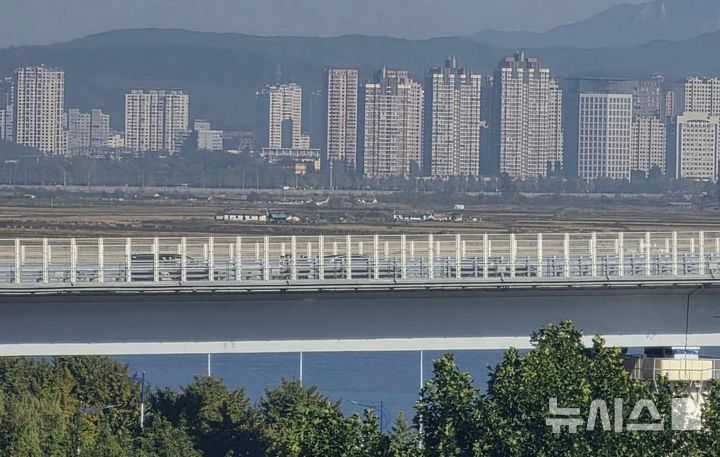 [단둥=뉴시스] 박정규 특파원= 6일 오전 중국에서 출발한 차량들이 북한 신의주와 중국 단둥을 잇는 신압록강대교를 건너가고 있다. 2026.10.06 pjk76@newsis.com