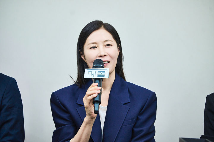 [서울=뉴시스] 배우 문소리가 6일 세종문화회관에서 열린 연극 '에너미' 제작발표회에서 취재진 질문에 대답하고 있다. (사진 = 세종문화회관제공) 2026.10.06. photo@newsis.com *재판매 및 DB 금지