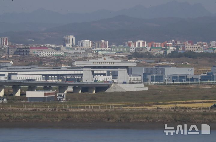 [단둥=뉴시스] 박정규 특파원= 북한 신의주와 중국 단둥을 잇는 신압록강대교의 6일 오후 북한 측 관문 모습. 2026.10.06 pjk76@newsis.com