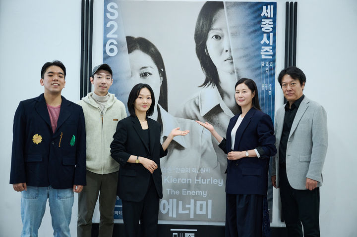 [서울=뉴시스] 6일 세종문화회관에서 열린 연극 '에너미' 제작발표회에 참석한 강훈구(왼쪽부터) 작가, 이준우 서울시극단장, 배우 이봉련, 문소리, 강신구. (사진 = 세종문화회관제공) 2026.10.06. photo@newsis.com *재판매 및 DB 금지