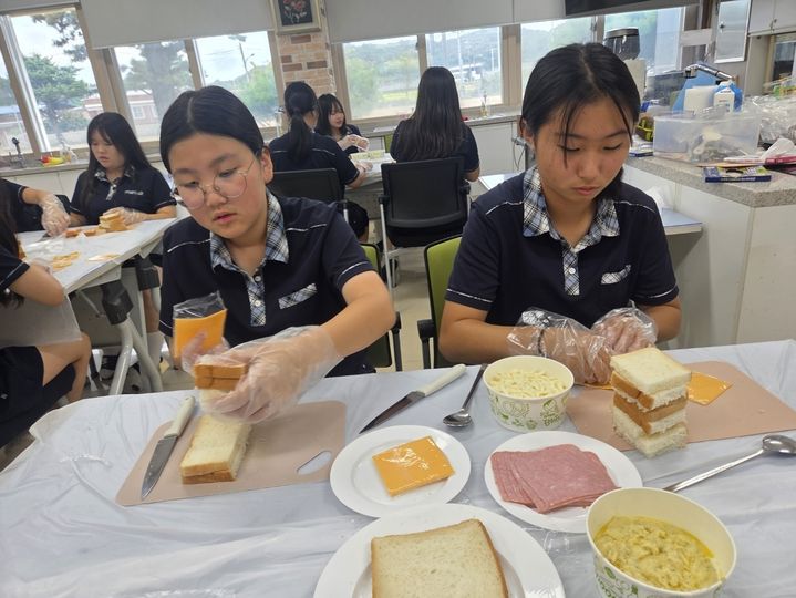 [안동=뉴시스] 문경시 산양중학교 요리 학습 장면 (사진=경북교육청 제공) 2026.10.06. photo@newsis.com *재판매 및 DB 금지