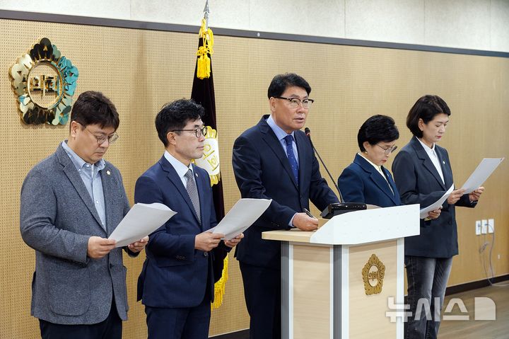 [의왕=뉴시스] 민주당 의원 5명이 입장문을 발표하고 있다. (사진=의왕시 의회 제공).2026.10.06.photo@newsis.com