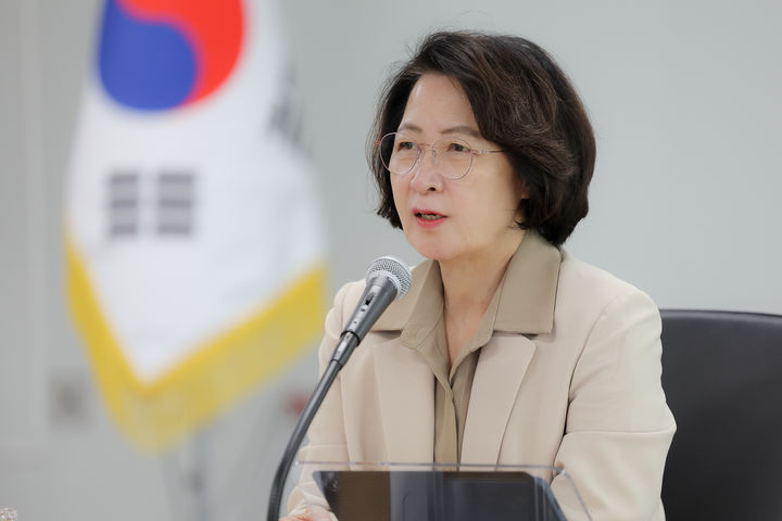[수원=뉴시스] 추미애 경기도지사가 6일 오후 율곡홀에서 열린 주간회의에서 회의를 주재하고 있다. (사진=경기도 제공) 2026.10.06. photo@newsis.com *재판매 및 DB 금지