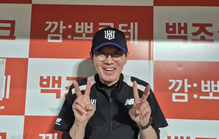 [서울=뉴시스] 문채현 기자 = 프로야구 KT 위즈의 이강철 감독이 6일 서울 고척스카이돔에서 열리는 2026 신한 쏠 KBO리그 키움 히어로즈와의 원정 경기를 앞두고 취재진과 인터뷰를 하고 있다. 2026.10.06. dal@newsis.com *재판매 및 DB 금지