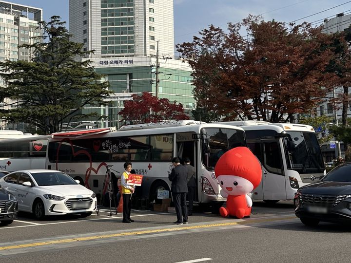 [서울=뉴시스] 지난해 11월 구로구청에서 진행된 헌혈 행사 모습. (사진=구로구 제공) photo@newsis.com *재판매 및 DB 금지
