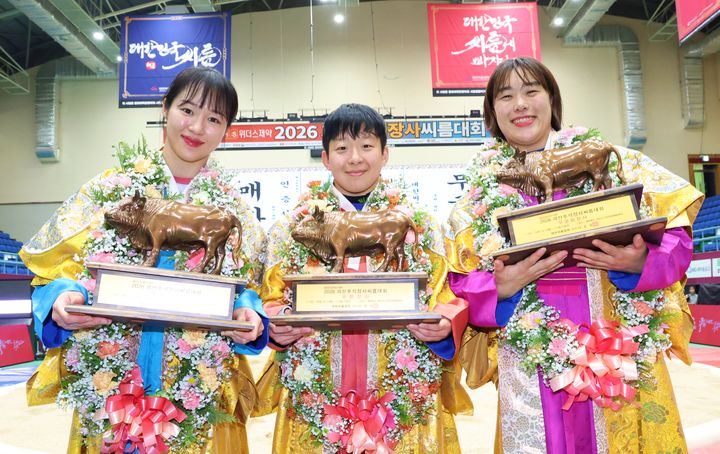 [서울=뉴시스] 6일 충북 괴산의 괴산문화체육센터에서 열린 위더스제약 2026 괴산추석장사씨름대회 여자부 개인전에서 우승한 선수들이 황소트로피를 들고 기념촬영을 하고 있다. 왼쪽부터 최다혜, 이재하, 이다현. (사진=대한씨름협회 제공)
