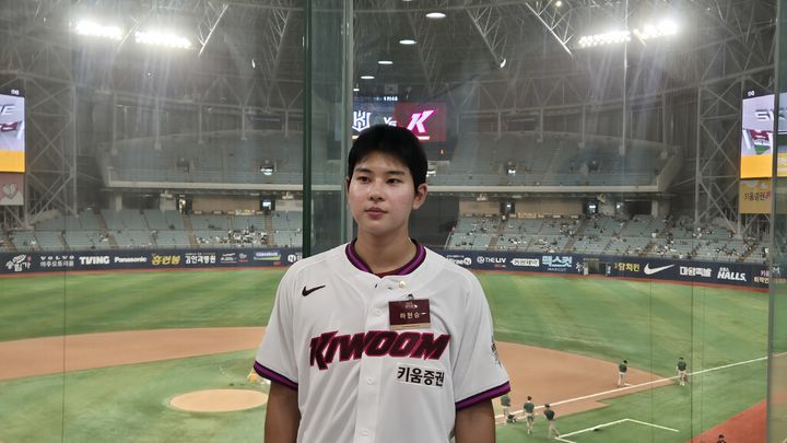 [서울=뉴시스] 문채현 기자 = 프로야구 키움 히어로즈 신인 하현승이 6일 서울 고척스카이돔에서 취재진과 인터뷰를 진행한 뒤 사진 촬영에 응하고 있다. 2026.10.06. dal@newsis.com *재판매 및 DB 금지