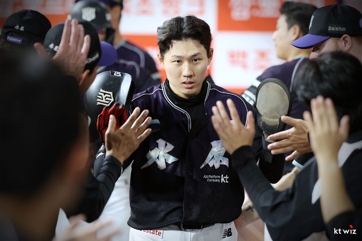 [서울=뉴시스] 프로야구 KT 위즈 최원준이 6일 서울 고척스카이돔에서 열린 2026 신한 쏠 KBO리그 키움 히어로즈와의 경기에서 득점을 올린 뒤 동료들의 축하를 받고 있다. (사진=KT 위즈 제공) 2026.10.06.