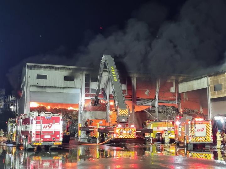 [서산=뉴시스] 6일 오전 0시께 충남 서산의 한 폐기물 재활용 공장에서 불이 나 약 17시간 40분 만에 진화됐다.(사진=서산소방서 제공) 2026.10.06. photo@newsis.com *재판매 및 DB 금지