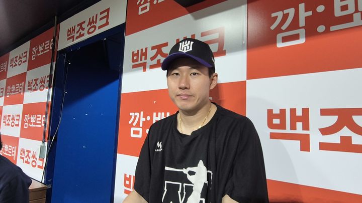 [서울=뉴시스] 문채현 기자 = 프로야구 KT 위즈의 최원준이 6일 서울 고척스카이돔에서 열린 2026 신한 쏠 KBO리그 키움 히어로즈와의 원정 경기에서 승리한 뒤 취재진과 인터뷰를 하고 있다. 2026.10.06. dal@newsis.com *재판매 및 DB 금지