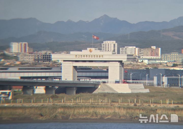 [단둥=뉴시스] 박정규 특파원= 북한 신의주와 중국 단둥을 잇는 신압록강대교의 지난 5일 오후 북한 측 관문 모습. 2026.10.06 pjk76@newsis.com