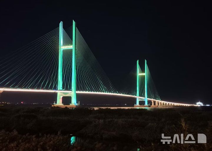 [단둥=뉴시스] 박정규 특파원= 지난 5일 오후 북한 신의주와 중국 단둥을 잇는 신압록강대교에 야간 조명이 켜져 있다. 2026.10.06 pjk76@newsis.com