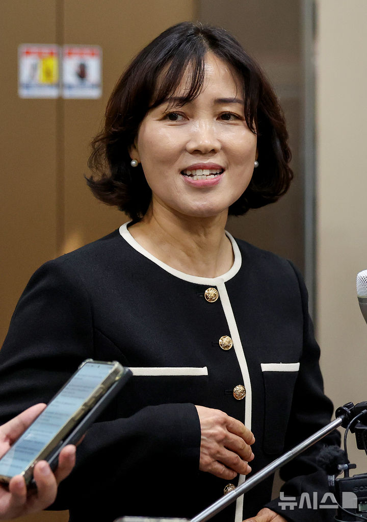 [대구=뉴시스] 이무열 기자 = 홍종희 대구지방중수청장이 6일 대구 남구 대구지방중수청에 출근하며 취재진의 질문에 답하는 도어스테핑을 하고 있다. 2026.10.06. lmy@newsis.com