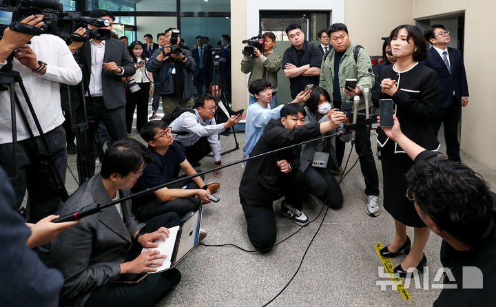 [대구=뉴시스] 이무열 기자 = 홍종희 대구지방중수청장이 6일 대구 남구 대구지방중수청에 출근하며 취재진의 질문에 답하는 도어스테핑을 하고 있다. 2026.10.06. lmy@newsis.com