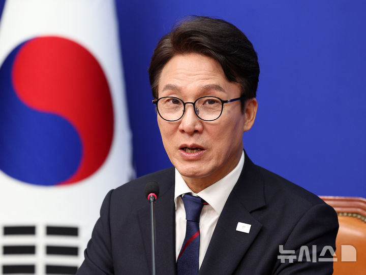 [서울=뉴시스] 고범준 기자 = 김민석 더불어민주당 대표가 6일 서울 여의도 국회에서 송치용 사회민주당 신임 대표를 접견하며 발언하고 있다. 2026.10.06. bjko@newsis.com