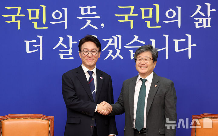 [서울=뉴시스] 고범준 기자 = 김민석 더불어민주당 대표가 6일 서울 여의도 국회에서 송치용 사회민주당 신임 대표를 접견하며 악수하고 있다. 2026.10.06. bjko@newsis.com