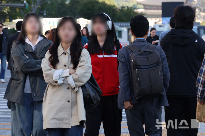 [서울=뉴시스] 권창회 기자 = 한글날이자 금요일인 9일은 아침 기온이 6도까지 내려가 선선하겠다. 낮에는 최고 27도까지 오르면서 전국 대부분 지역에서 낮과 밤의 기온 차가 크게 벌어지겠다. 사진은 쌀쌀한 아침날씨를 보인 지난 6일 서울 종로구 광화문네거리에서 시민들이 겉옷을 걸치채 출근하고 있는 모습. 2026.10.06. kch0523@newsis.com