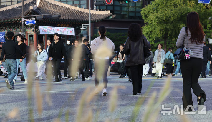 [서울=뉴시스] 권창회 기자 = 쌀쌀한 아침날씨를 보인 6일 서울 종로구 광화문네거리에서 시민들이 겉옷을 걸치채 출근하고 있다. 2026.10.06. kch0523@newsis.com