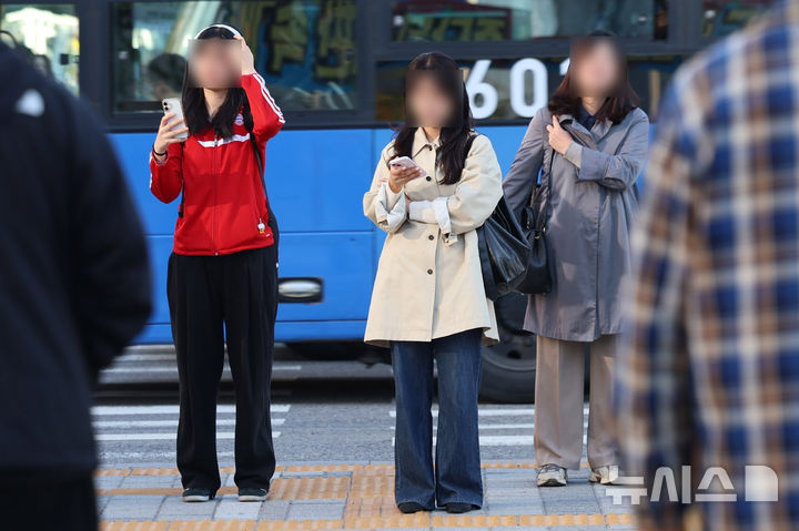 [서울=뉴시스] 권창회 기자 = 쌀쌀한 아침 날씨를 보인 지난 6일 서울 종로구 광화문네거리에서 시민들이 겉옷을 걸치채 출근하고 있다. 2026.10.15. kch0523@newsis.com