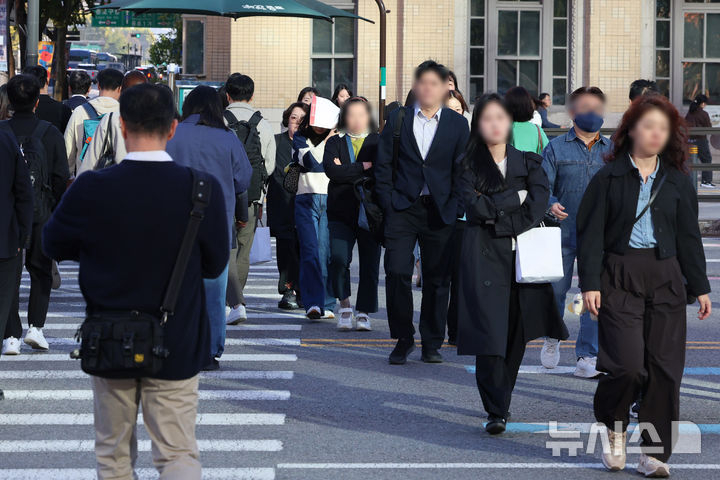 [서울=뉴시스] 권창회 기자 = 쌀쌀한 아침날씨를 보인 지난 6일 서울 종로구 광화문네거리에서 시민들이 겉옷을 걸치채 출근하고 있다. 2026.10.06. kch0523@newsis.com