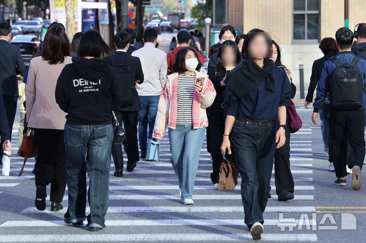 [서울=뉴시스] 권창회 기자 = 쌀쌀한 아침날씨를 보인 지난 6일 서울 종로구 광화문네거리에서 시민들이 겉옷을 걸치채 출근하고 있다. 2026.10.06. kch0523@newsis.com