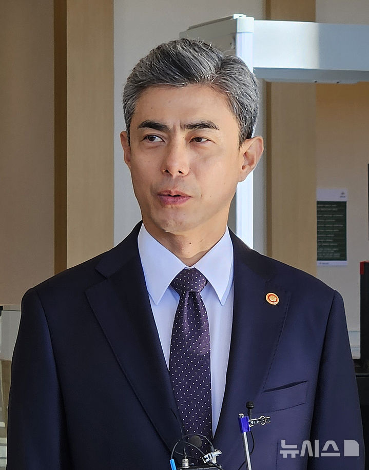[서울=뉴시스] 옥승욱 기자 = 강신철 국방부 장관이 6일 오전 서울 용산구 국방부에서 약식 도어스테핑을 하고 있다. 2026.10.06. okdol99@newsis.com