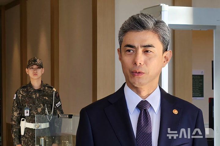 국방장관 "DMZ 역사상 처음 있는 北 지뢰제거 작전…단호 대응할 것"