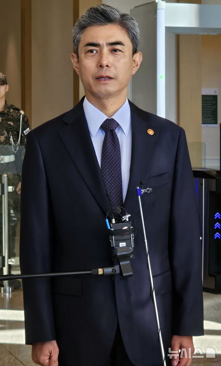 [서울=뉴시스] 옥승욱 기자 = 강신철 국방부 장관이 6일 오전 서울 용산구 국방부에서 약식 도어스테핑을 하고 있다. 2026.10.06. okdol99@newsis.com