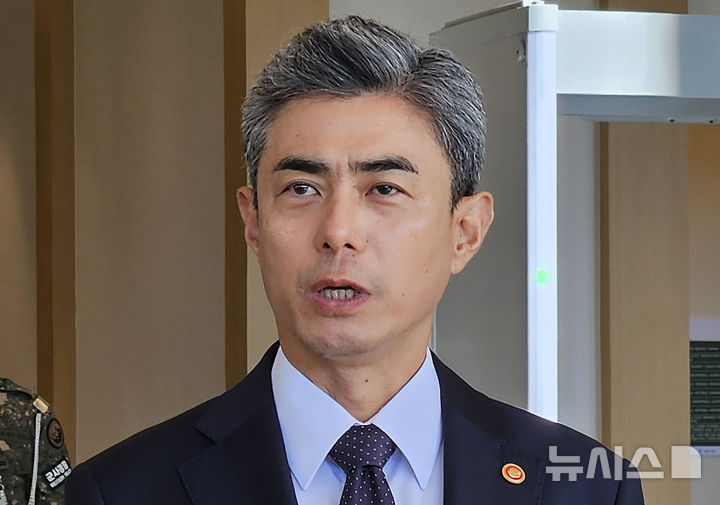[서울=뉴시스] 옥승욱 기자 = 강신철 국방부 장관이 6일 오전 서울 용산구 국방부에서 약식 도어스테핑을 하고 있다. 2026.10.06. okdol99@newsis.com
