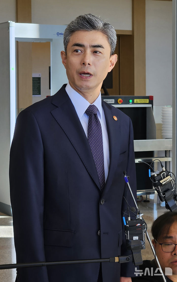 [서울=뉴시스] 옥승욱 기자 = 강신철 국방부 장관이 6일 오전 서울 용산구 국방부에서 약식 도어스테핑을 하고 있다. 2026.10.06. okdol99@newsis.com