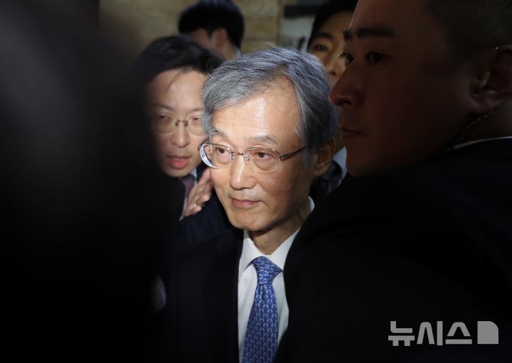 [서울=뉴시스] 정병혁 기자 = 조희대 대법원장이 6일 서울 여의도 국회에서 서영교 법제사법위원장과 면담을 하기 위해 위원장실로 들어가고 있다. 2026.10.06. jhope@newsis.com