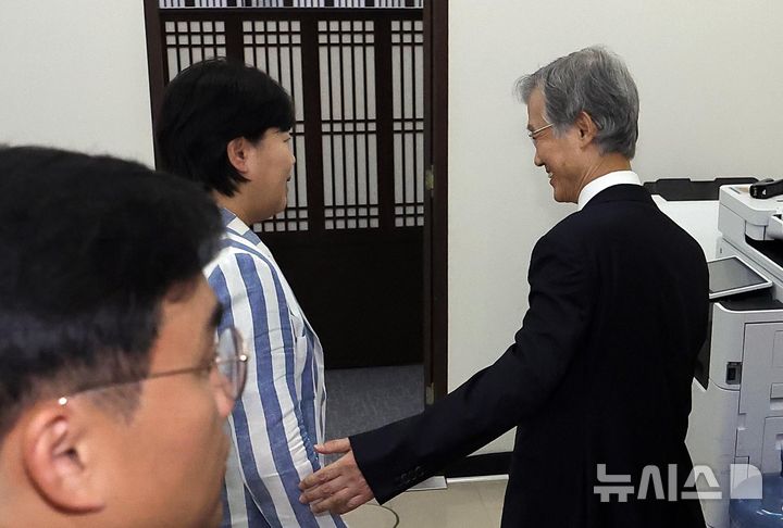 [서울=뉴시스] 정병혁 기자 = 조희대 대법원장이 6일 서울 여의도 국회에서 서영교 법제사법위원장과 만나 인사를 하고 있다. 2026.10.06. jhope@newsis.com