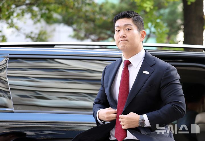 [서울=뉴시스] 김금보 기자 = 김재섭 국민의힘 의원이 6일 오전 서울 마포구 서울경찰청 광역수사단 공공범죄수사대에 정원오 전 서울시장 후보의 성동구청장 재임 시절 멕시코 칸쿤 출장 관련 의혹을 제기한것과 관련해 공직선거법상 허위사실 공표·후보자비방 등 혐의로 피의자 신분 조사를 받기 위해 출석하고 있다. 2026.10.06. kgb@newsis.com
