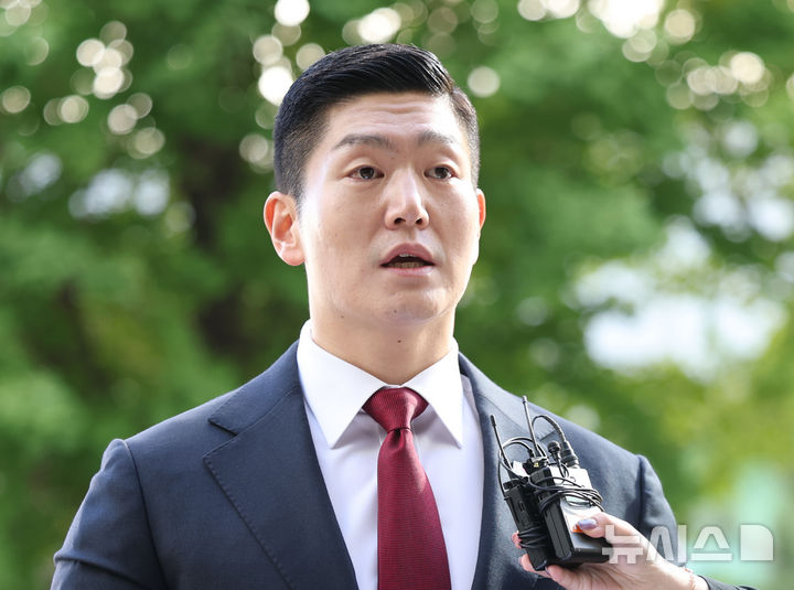 [서울=뉴시스] 김금보 기자 = 김재섭 국민의힘 의원이 6일 오전 서울 마포구 서울경찰청 광역수사단 공공범죄수사대에 정원오 전 서울시장 후보의 성동구청장 재임 시절 멕시코 칸쿤 출장 관련 의혹을 제기한것과 관련해 공직선거법상 허위사실 공표·후보자비방 등 혐의로 피의자 신분 조사를 받기 위해 출석하며 입장을 밝히고 있다. 2026.10.06. kgb@newsis.com