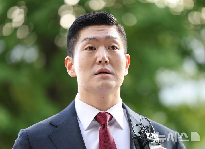 [서울=뉴시스] 김금보 기자 = 김재섭 국민의힘 의원이 6일 오전 서울 마포구 서울경찰청 광역수사단 공공범죄수사대에 정원오 전 서울시장 후보의 성동구청장 재임 시절 멕시코 칸쿤 출장 관련 의혹을 제기한것과 관련해 공직선거법상 허위사실 공표·후보자비방 등 혐의로 피의자 신분 조사를 받기 위해 출석하며 입장을 밝히고 있다. 2026.10.06. kgb@newsis.com