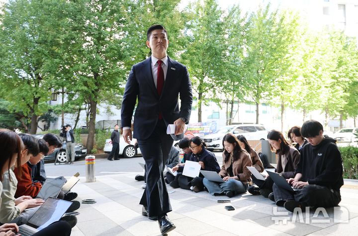 [서울=뉴시스] 김금보 기자 = 김재섭 국민의힘 의원이 6일 오전 서울 마포구 서울경찰청 광역수사단 공공범죄수사대에 정원오 전 서울시장 후보의 성동구청장 재임 시절 멕시코 칸쿤 출장 관련 의혹을 제기한것과 관련해 공직선거법상 허위사실 공표·후보자비방 등 혐의로 피의자 신분 조사를 받기 위해 출석하고 있다. 2026.10.06. kgb@newsis.com