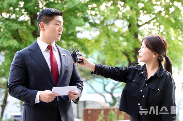 [서울=뉴시스] 김금보 기자 = 김재섭 국민의힘 의원이 6일 오전 서울 마포구 서울경찰청 광역수사단 공공범죄수사대에 정원오 전 서울시장 후보의 성동구청장 재임 시절 멕시코 칸쿤 출장 관련 의혹을 제기한것과 관련해 공직선거법상 허위사실 공표·후보자비방 등 혐의로 피의자 신분 조사를 받기 위해 출석하며 취재진 질문에 답하고 있다. 2026.10.06. kgb@newsis.com