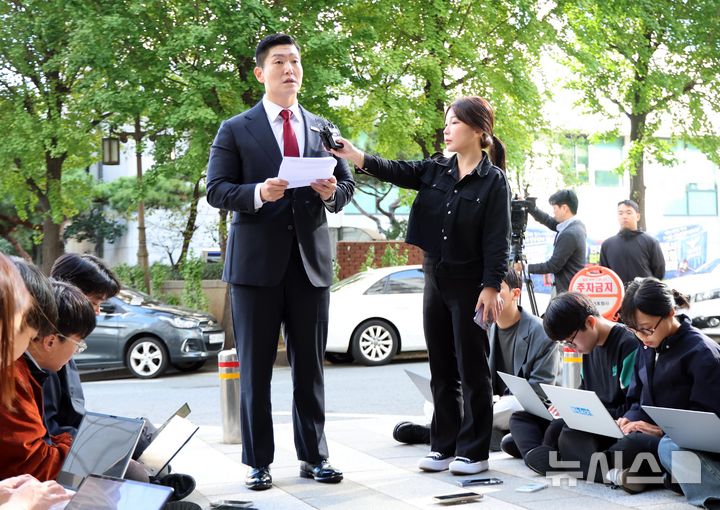 [서울=뉴시스] 김금보 기자 = 김재섭 국민의힘 의원이 6일 오전 서울 마포구 서울경찰청 광역수사단 공공범죄수사대에 정원오 전 서울시장 후보의 성동구청장 재임 시절 멕시코 칸쿤 출장 관련 의혹을 제기한것과 관련해 공직선거법상 허위사실 공표·후보자비방 등 혐의로 피의자 신분 조사를 받기 위해 출석하며 입장을 밝히고 있다. 2026.10.06. kgb@newsis.com