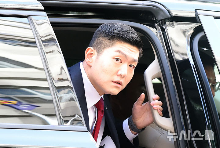 [서울=뉴시스] 김금보 기자 = 김재섭 국민의힘 의원이 6일 오전 서울 마포구 서울경찰청 광역수사단 공공범죄수사대에 정원오 전 서울시장 후보의 성동구청장 재임 시절 멕시코 칸쿤 출장 관련 의혹을 제기한것과 관련해 공직선거법상 허위사실 공표·후보자비방 등 혐의로 피의자 신분 조사를 받기 위해 출석하고 있다. 2026.10.06. kgb@newsis.com