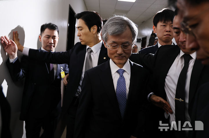 [서울=뉴시스] 최진석 기자 = 조희대 대법원장이 6일 여의도 국회에서 열린 국회 법제사법위원회의 대법원 등에 대한 국정감사 출석에 앞서 서영교 국회 법사위원장실로 향하고 있다. 2026.10.06. myjs@newsis.com