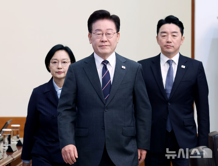 [서울=뉴시스] 김진아 기자 = 이재명 대통령이 6일 청와대에서 열린 국무회의에 한성숙 국무총리, 강훈식 비서실장과 입장하고 있다. (청와대통신사진기자단) 2026.10.06. bluesoda@newsis.com